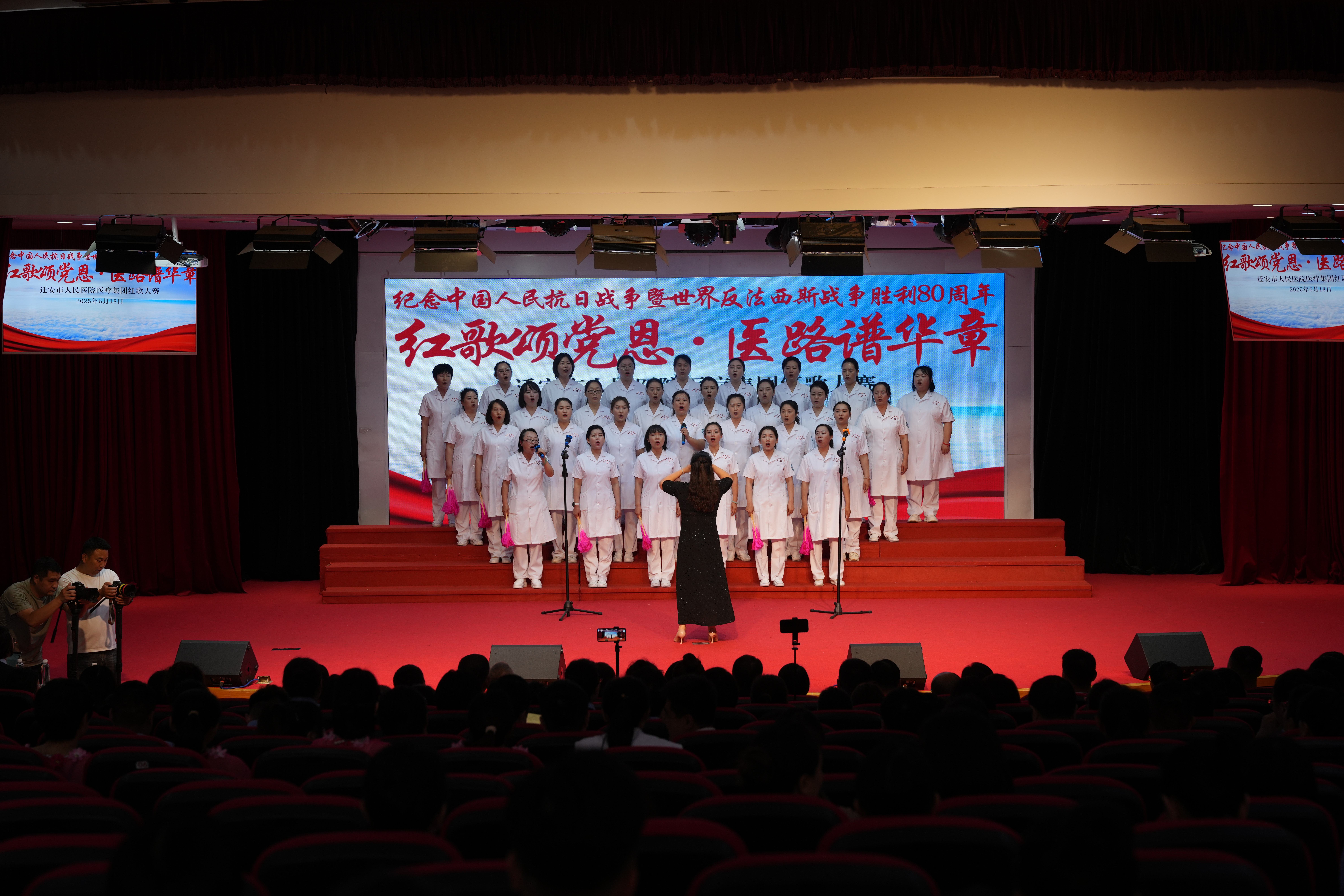 河北迁安：医护人员唱响爱国最强音_fororder_图为迁安市人民医院医疗集团医护人员正在演唱《团结就是力量》。张泽慧摄.JPG