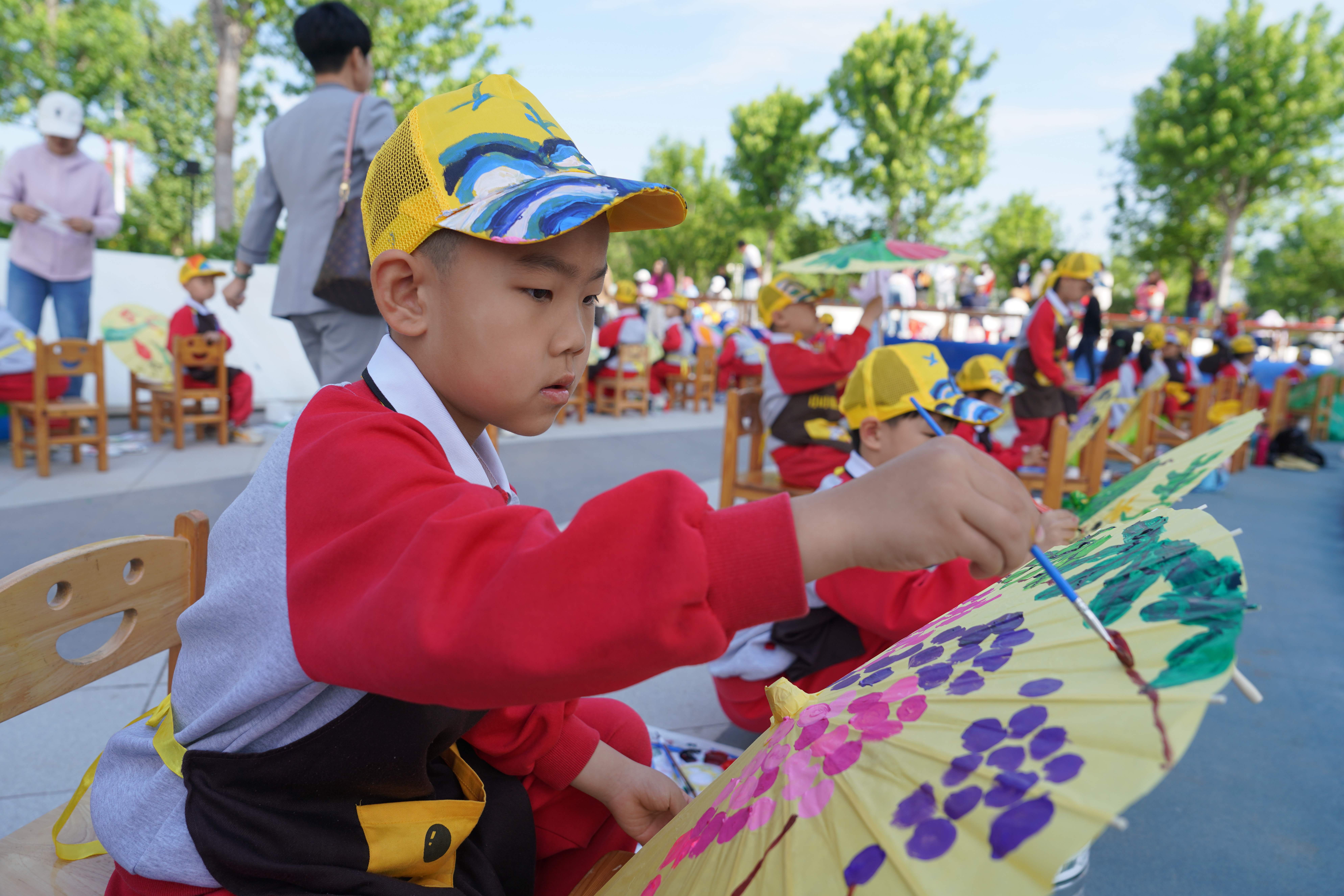 保定清苑：2025青少年“爱家乡 绘清苑”千人书画 主题创作活动盛大启幕_fororder_儿童伞上主题绘画创作。摄影 王磊