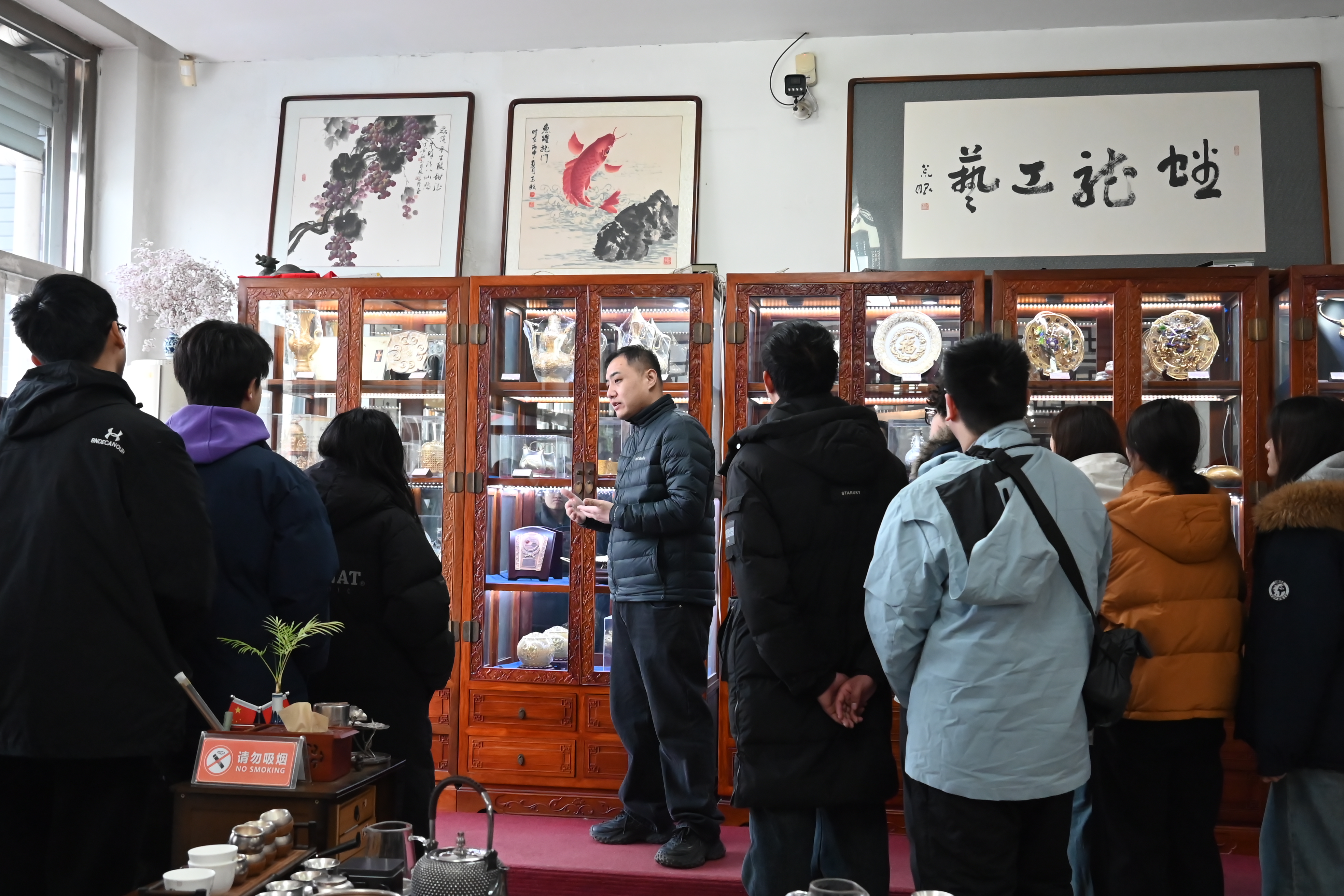 河北遵化：返乡大学生实地感受家乡产业新气象_fororder_蟠龙工艺工作人员为返乡大学生介绍手工艺产品。王雯雯 摄