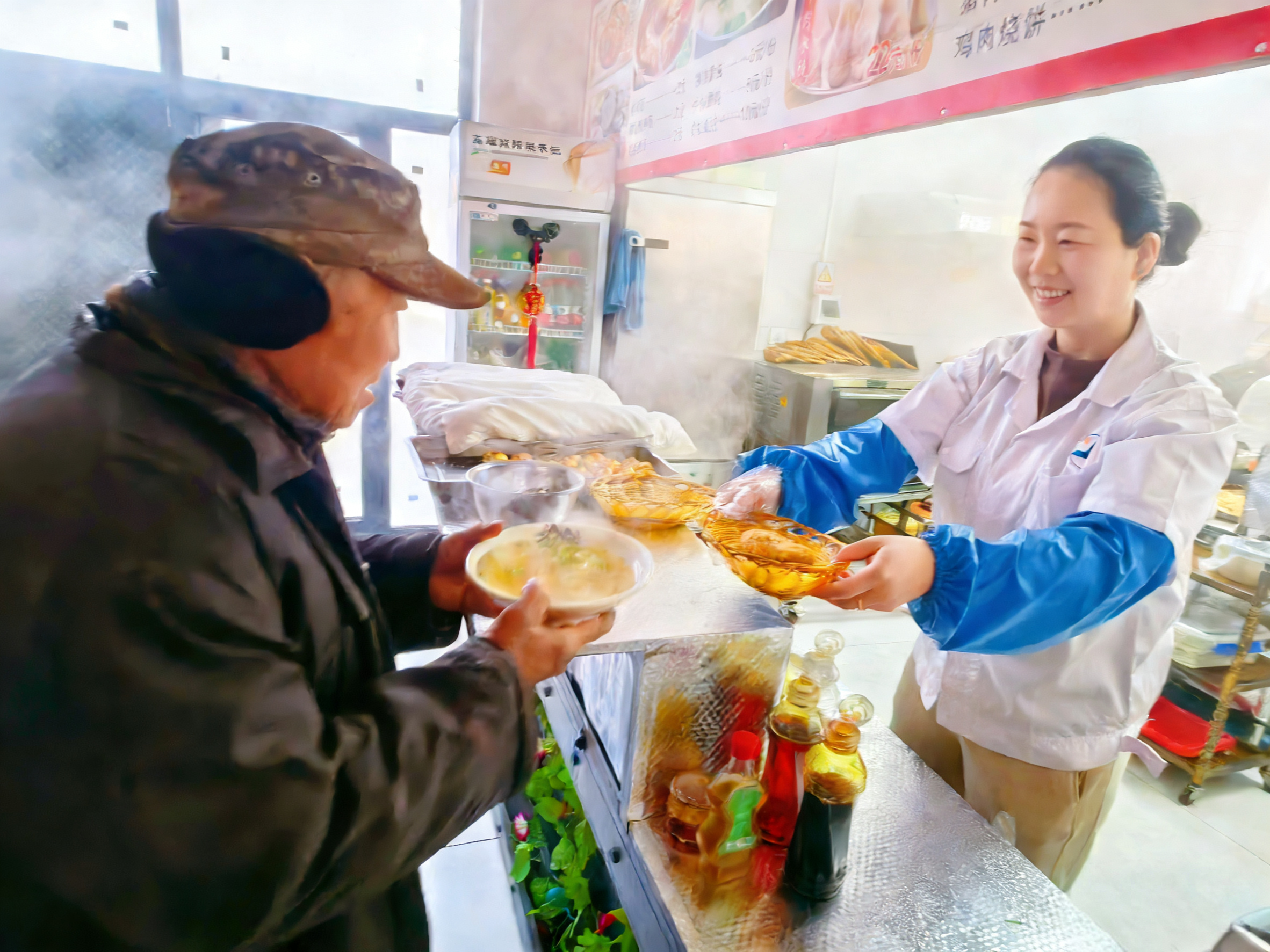 图片默认标题_fororder_工作人员为老人提供热腾腾的早饭。遵化市平安城镇供图