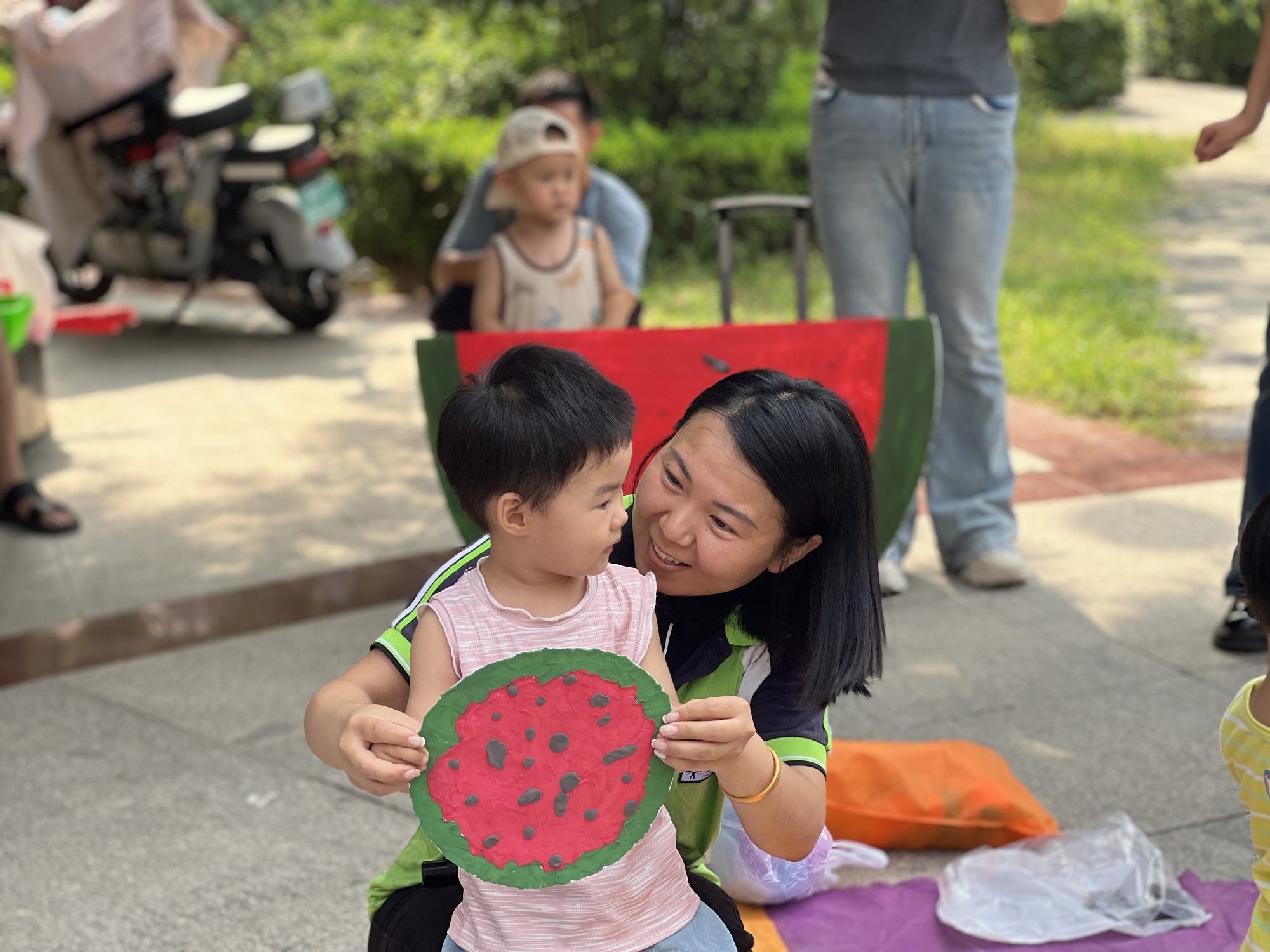 图片默认标题_fororder_孩子展示自己的手工作品“甜甜的大西瓜” 摄影 黄文敬