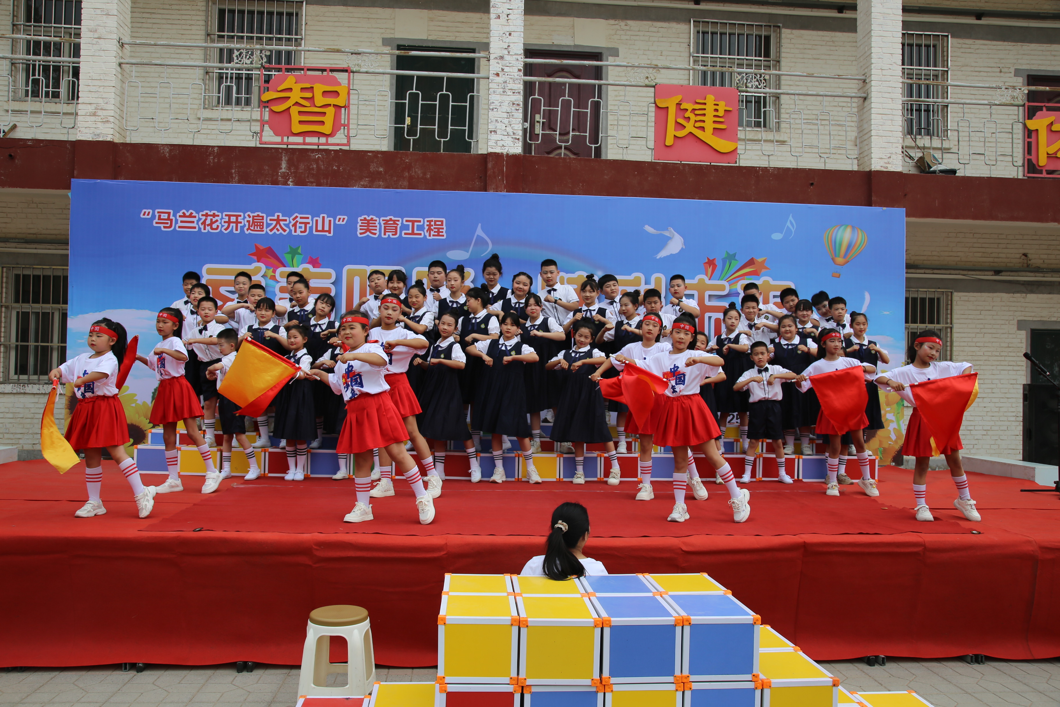 图片默认标题_fororder_学生们跟随音乐节奏舞动 摄影 张辰泽.JPG
