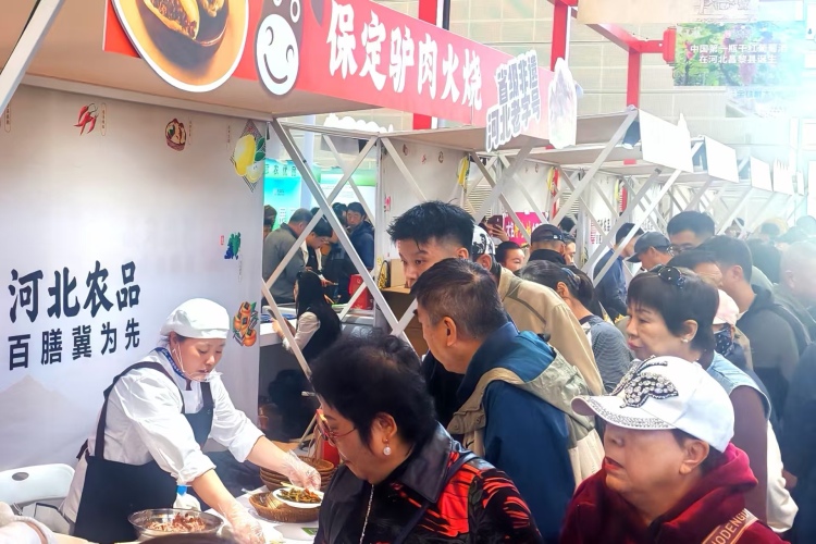 后厨搬进国际农交会！保定徐水“驴火”揽客吸粉_fororder_客商争相品尝保定徐水驴肉火烧。崔联联 摄