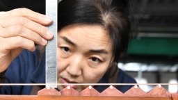 河北肃宁：民族乐器企业生产忙