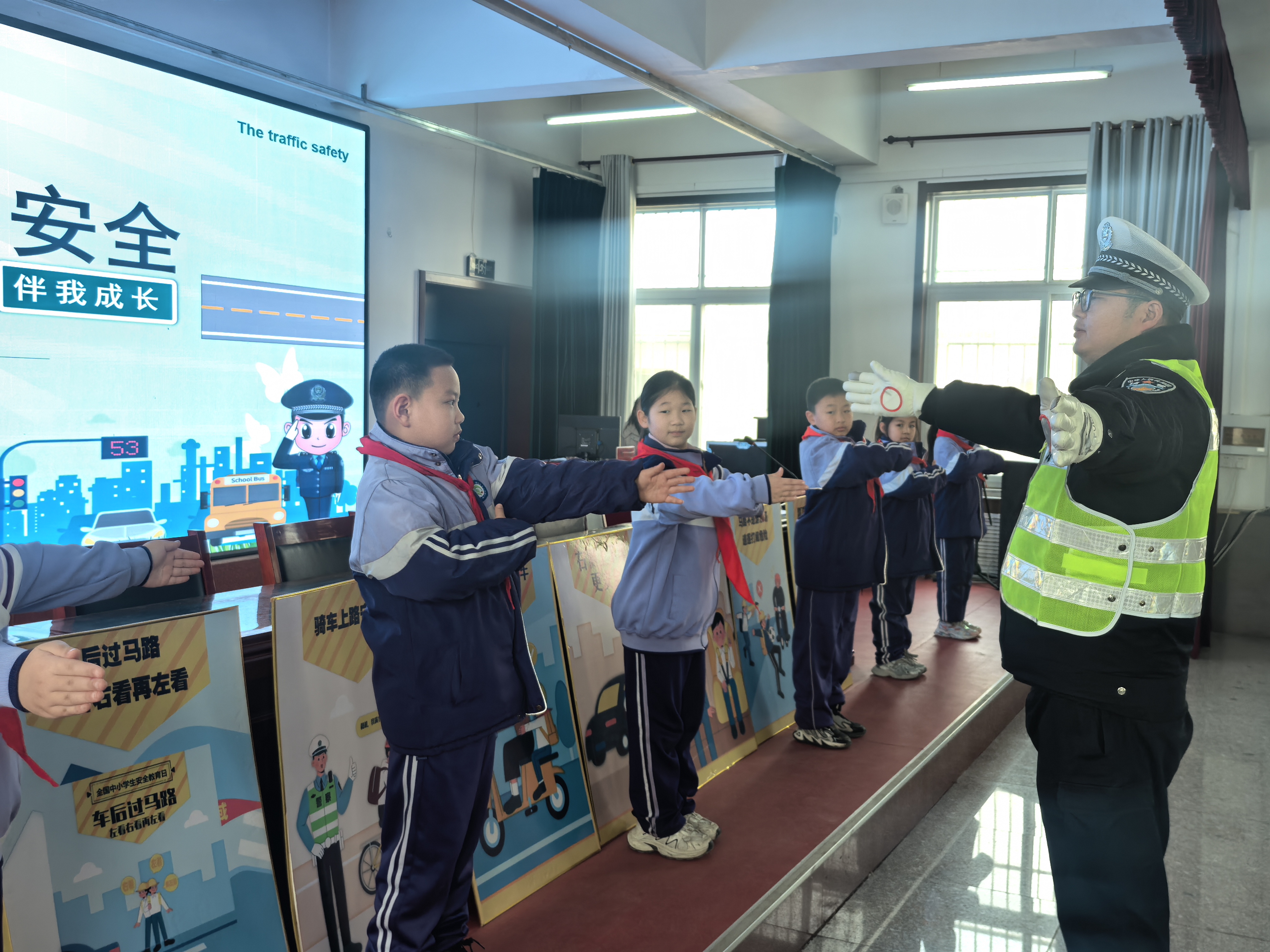 遵化市举办“警校同行，安全‘童’行”主题宣讲活动_fororder_图为交警现场示范交通指挥手势。刘弢摄