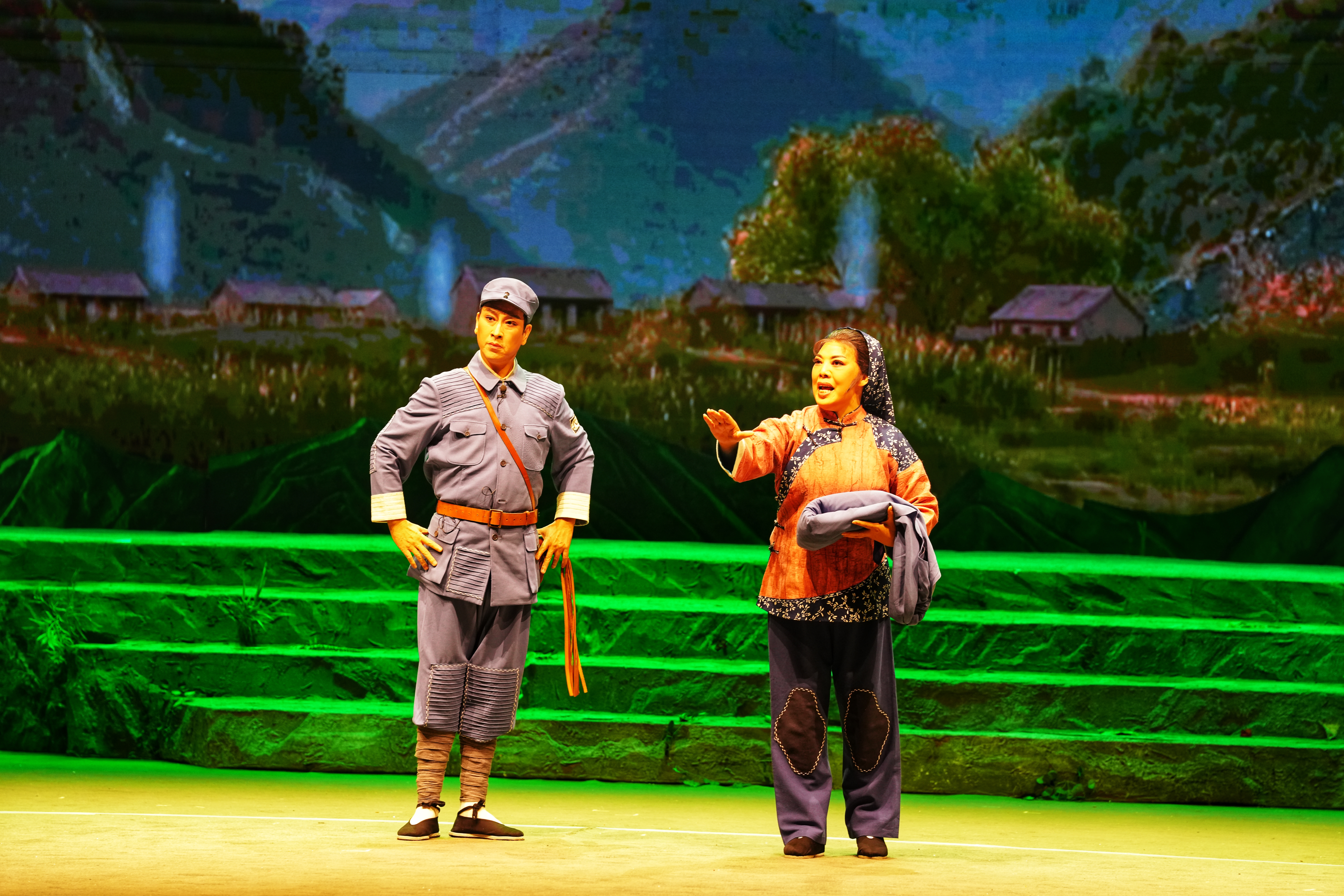 河北迁安：大型原创现代评剧《新的长城》在京演出_fororder_12月16日晚，迁安原创评剧《新的长城》在北京市朝阳剧场上演。张泽慧摄