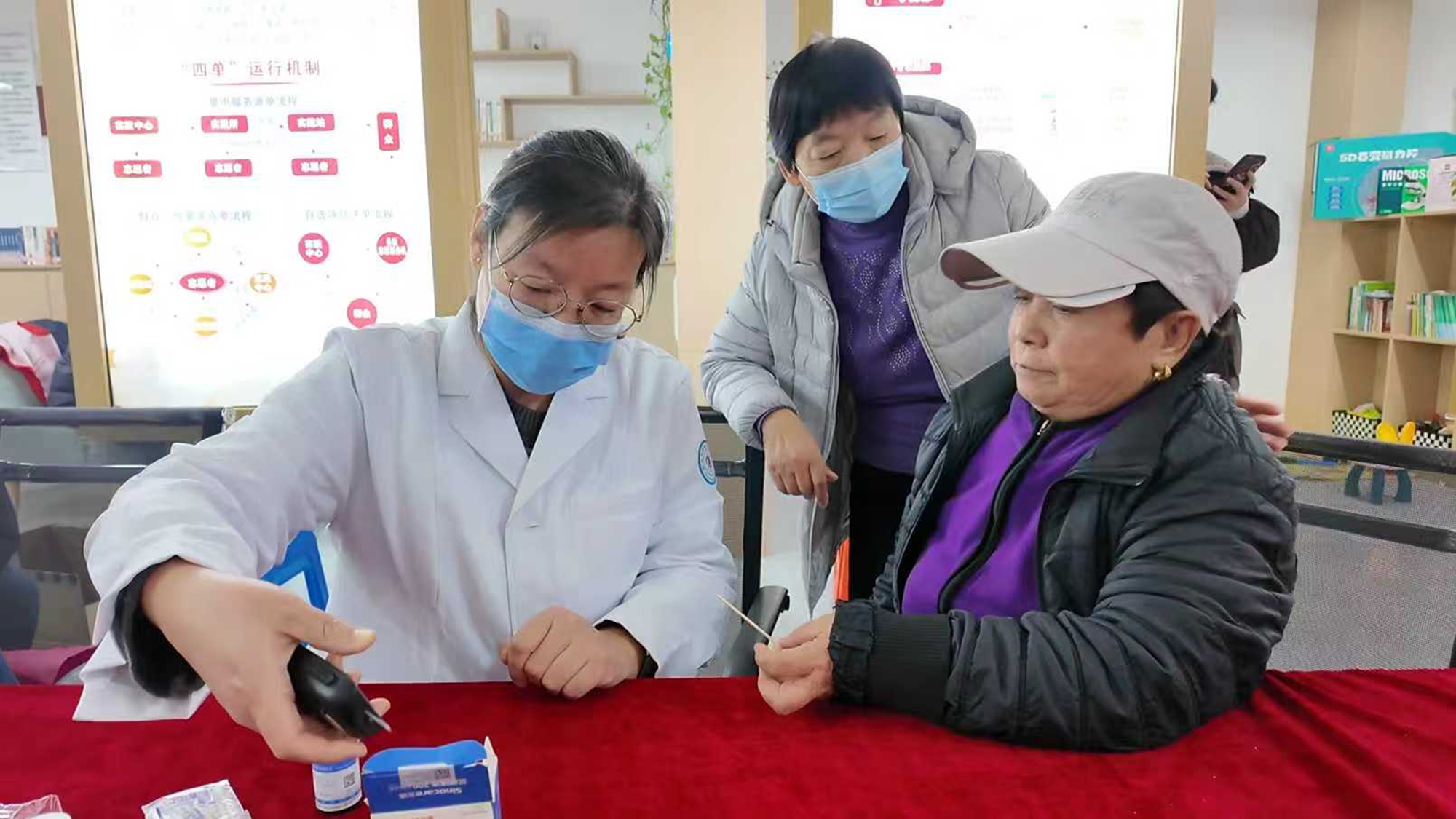 图片默认标题_fororder_为居民进行血糖测量 摄影 高泽涛