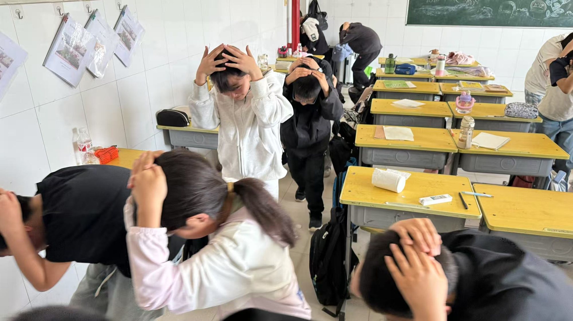 保定市满城区：开展防震减灾应急演练 筑牢安全防线_fororder_学生撤离教室 摄影 谭思思
