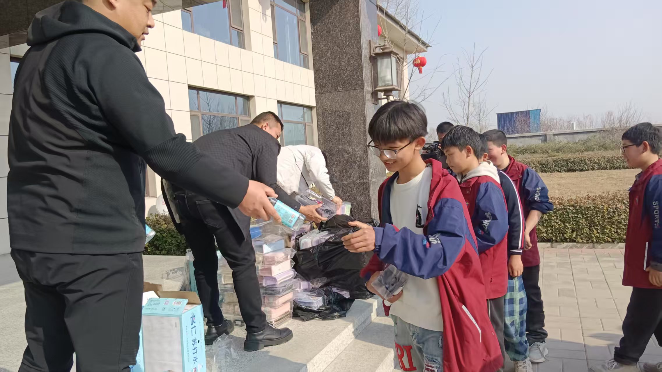 保定市徐水区谢坊营小学百余名学生到企业研学_fororder_图为研学过程中，企业为学生们发放小礼物