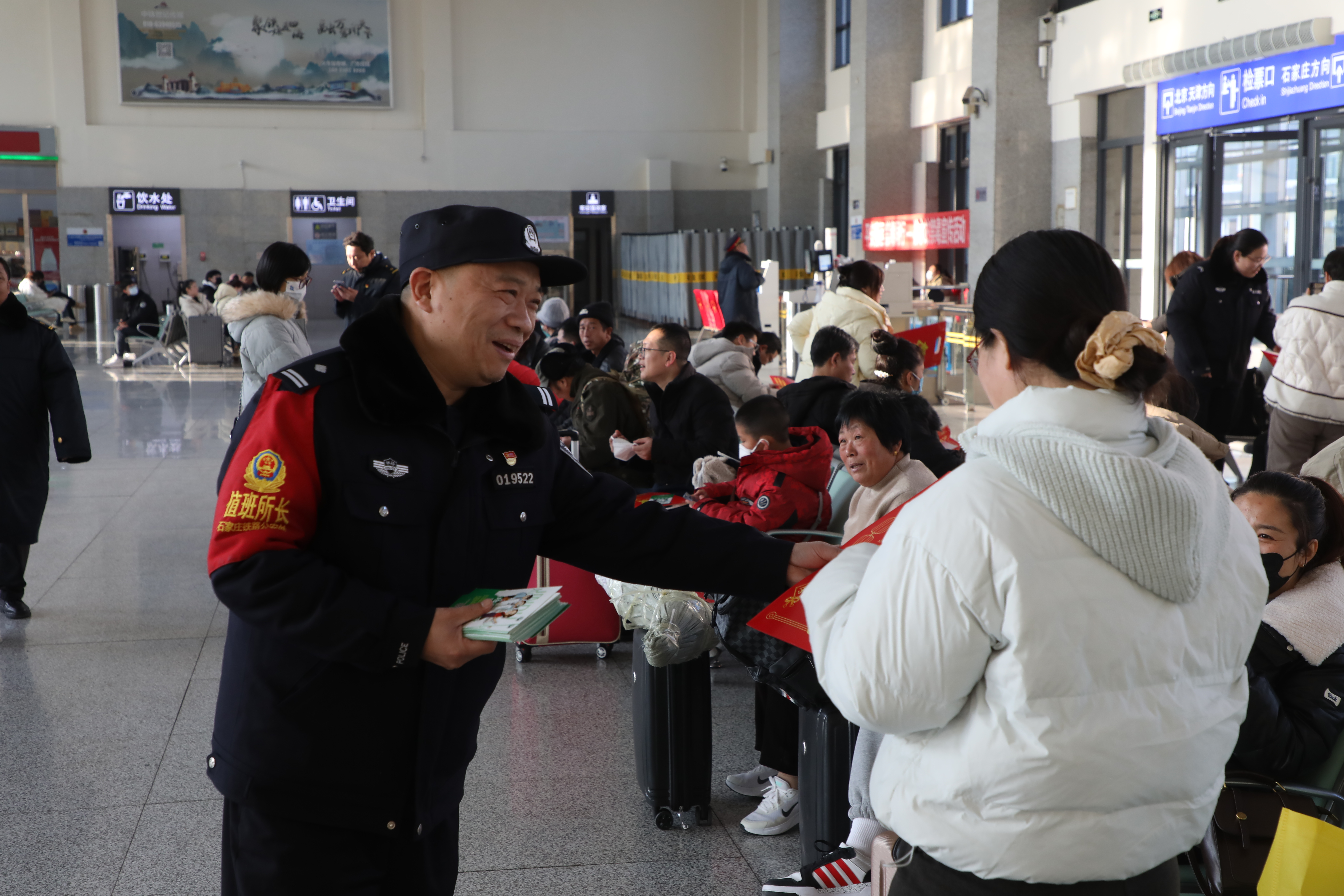 保定徐水：反诈禁毒宣传进车站 守护旅客“平安年”