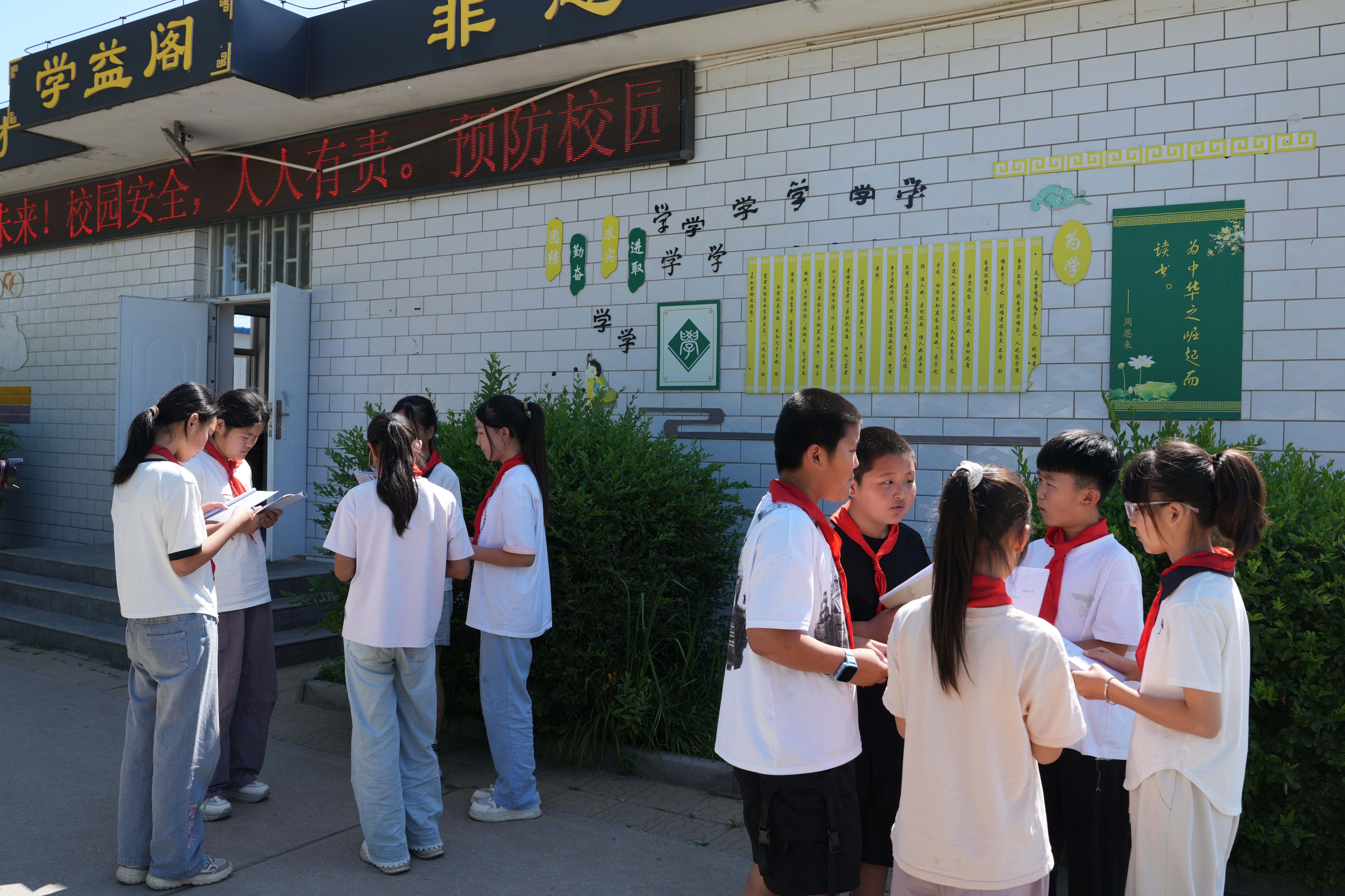 河北迁安：传承国学经典 培育儒雅少年_fororder_图为迁安市彭店子镇霍庄小学学生在大课间阅读国学经典。张泽慧摄.JPG