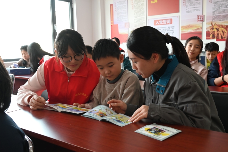 遵化市开展寒假爱心托管班活动_fororder_志愿者向孩子讲解家庭用电安全知识。郑洁摄