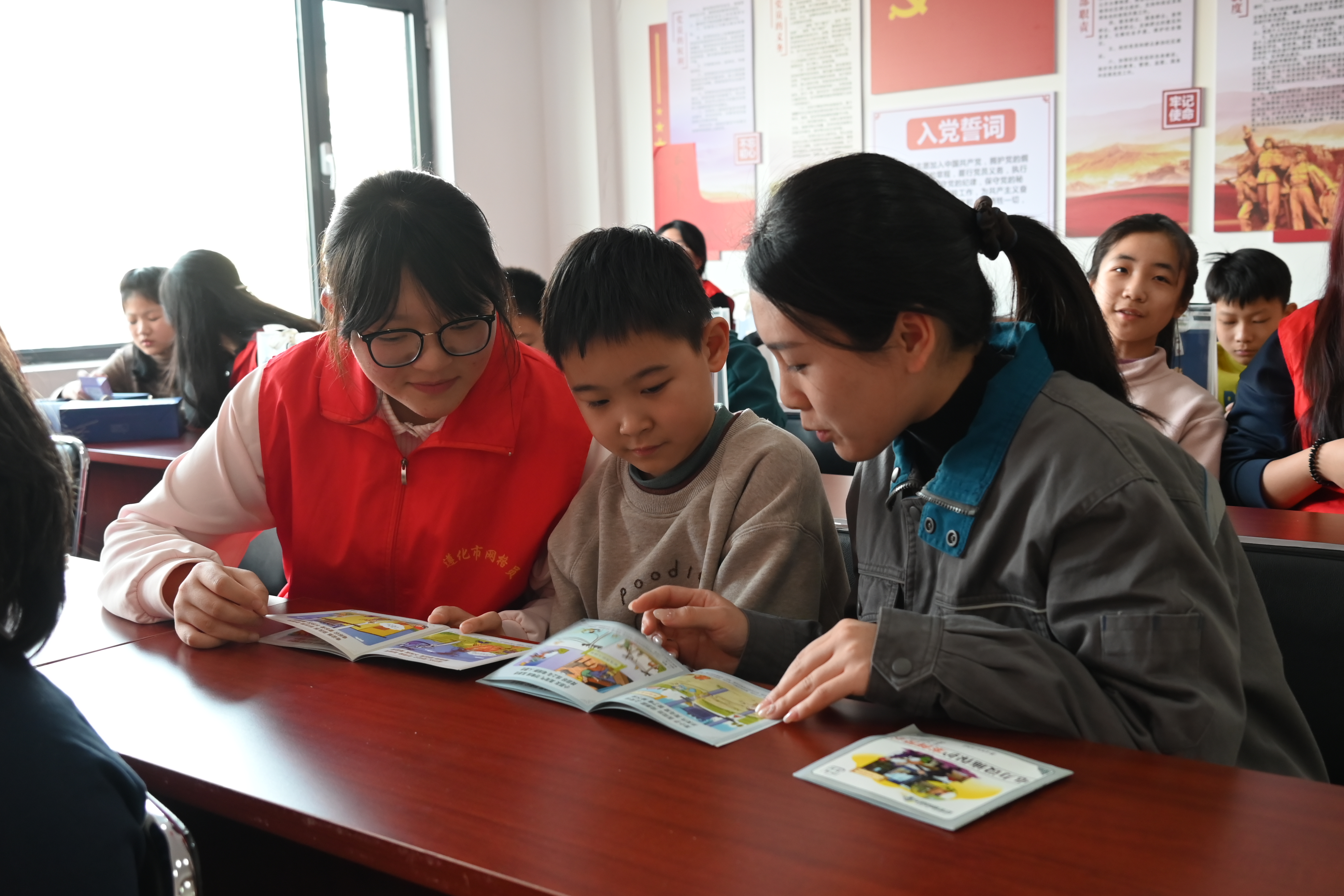 遵化市开展寒假爱心托管班活动_fororder_志愿者向孩子讲解家庭用电安全知识。郑洁摄