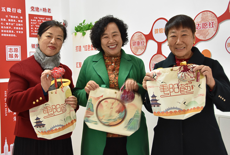 情暖重阳 遵化市开展多彩活动传递敬老温情_fororder_遵化市通华社区居民在展示自己在重阳节活动中做好的香囊。许昊 摄