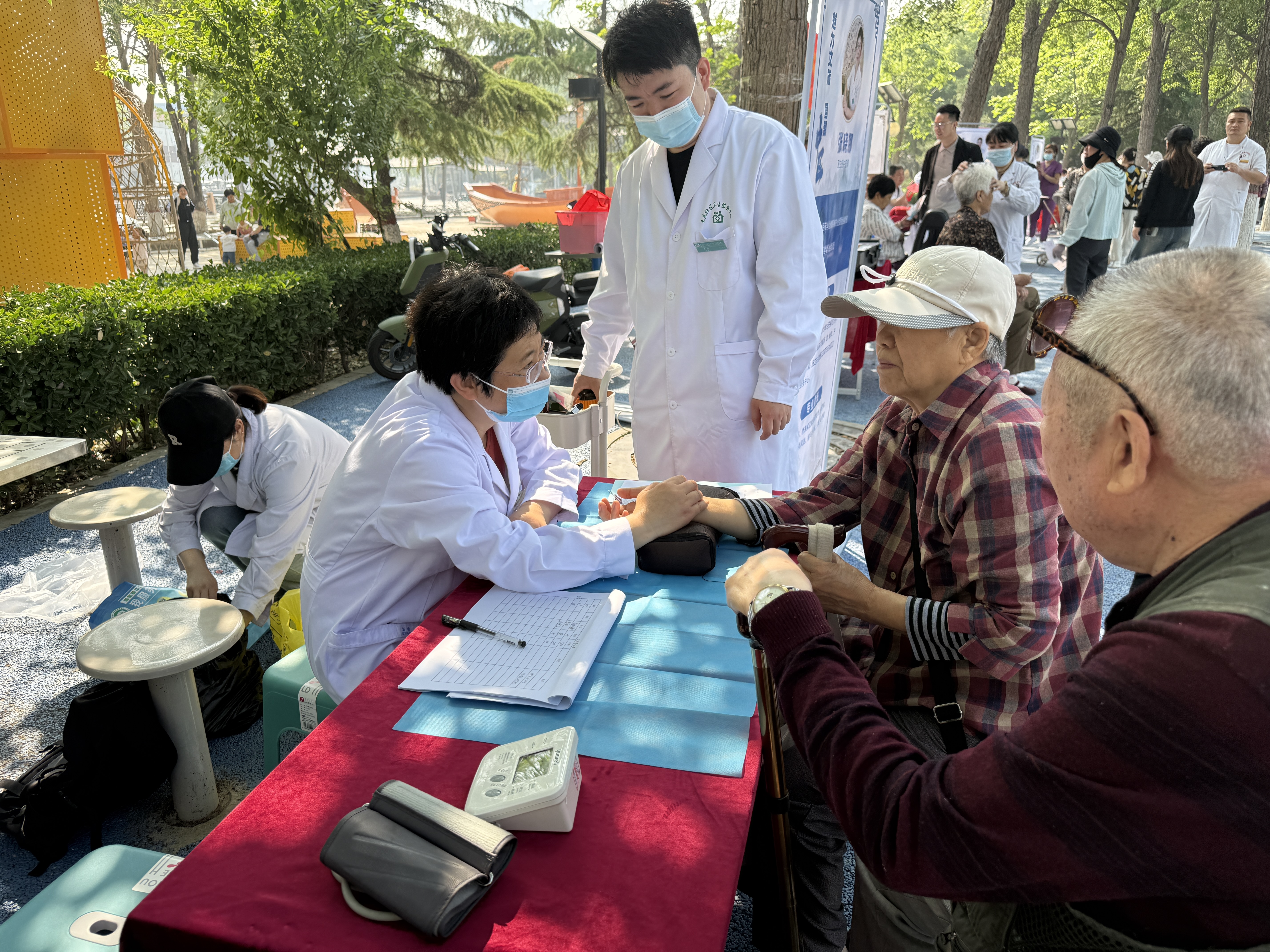 保定市莲池区：传承千年智慧 守护群众健康_fororder_图片二：市民在名医专家义诊咨询区进行号脉诊疗。（李岩摄）