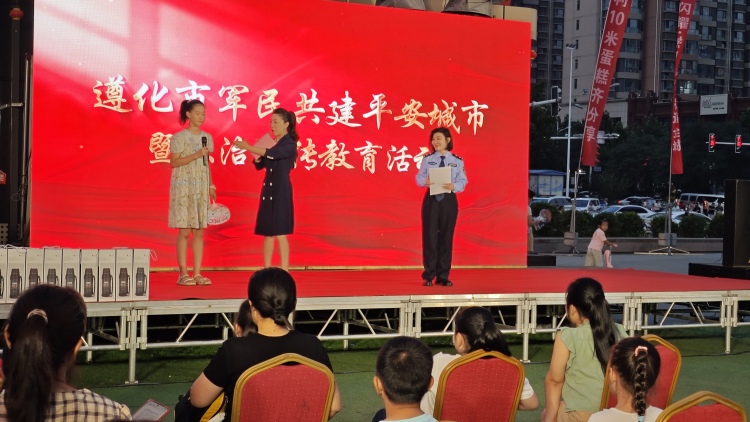 遵化市举办“军民共建平安城市暨法治宣传教育”活动_fororder_图为遵化市举办“军民共建平安城市暨法治宣传教育”活动现场 许昊摄