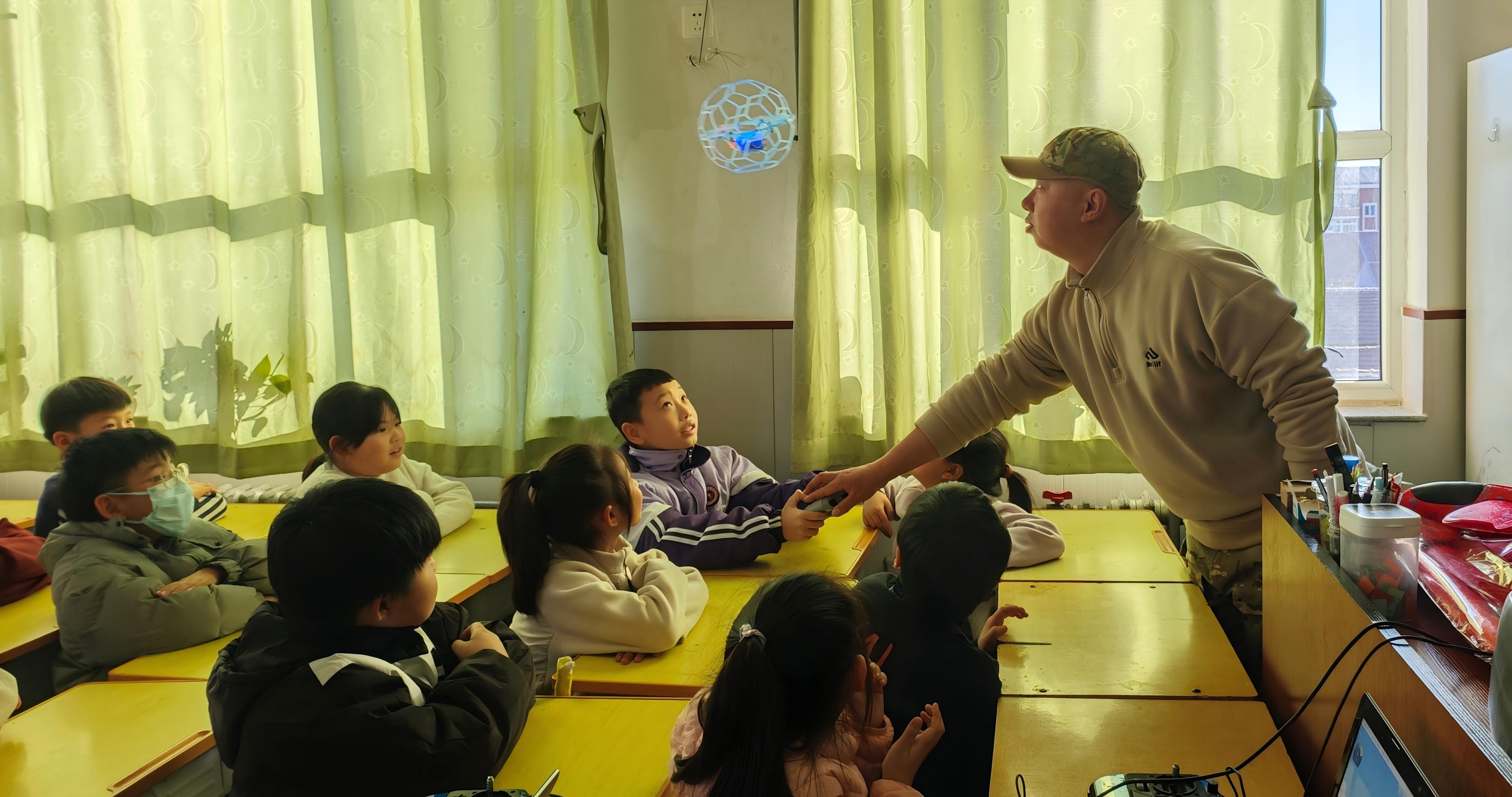 遵化：无人机科普进校园 播撒低空经济“科技种子”_fororder_图为无人机教员指导学生试飞。许昊摄