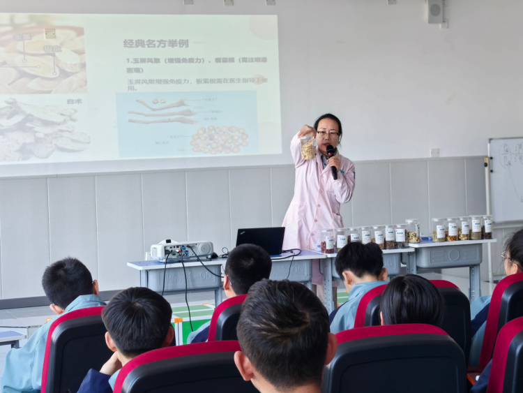 河北唐县：中医进校园 文化润心田_fororder_现场介绍中草药材