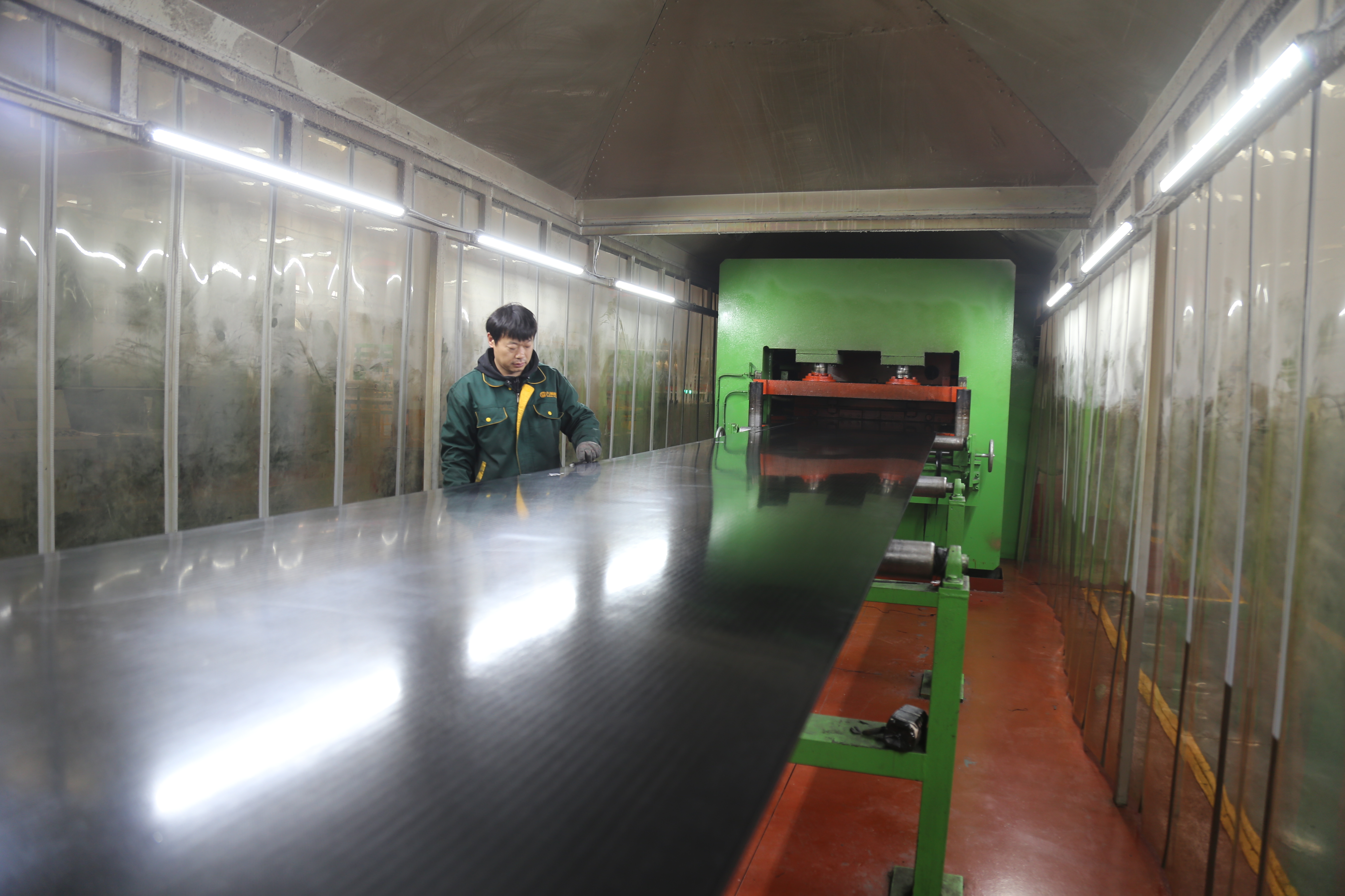 河北蠡县：橡胶产业“智能领跑” 年产值突破43.5亿元_fororder_工人给成品输送带修整外观和检测质量。张旭宁 摄.JPG