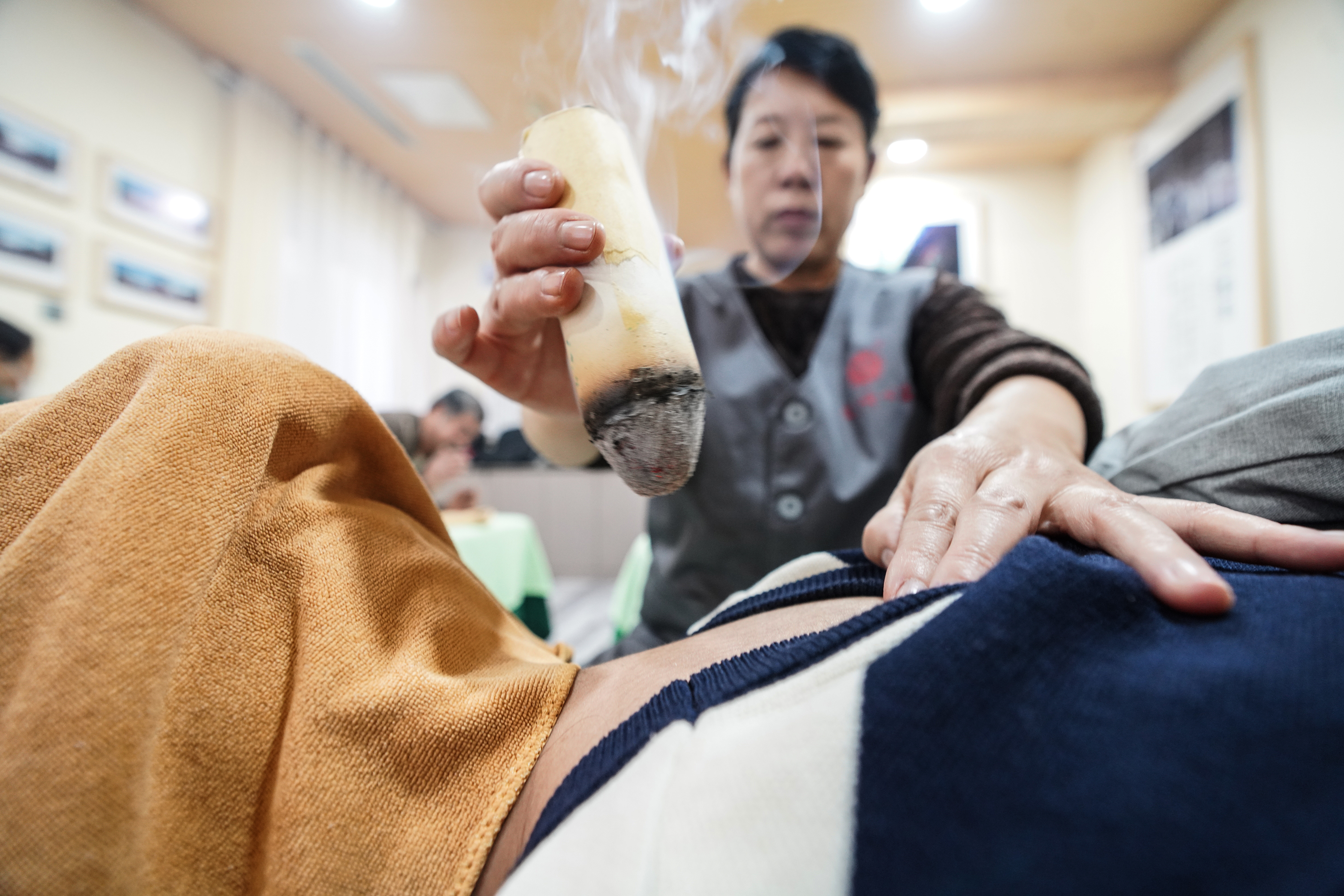 河北迁安：传承非遗艾灸 护佑百姓健康
