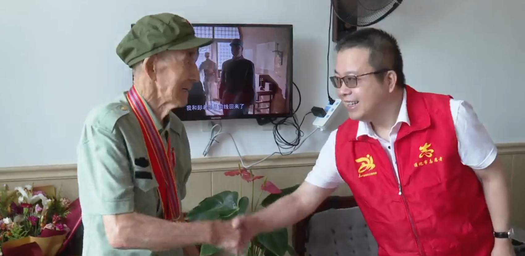 河北遵化：以活动为媒传承红色基因_fororder_图为 志愿者慰问退伍老兵  融媒体中心供图