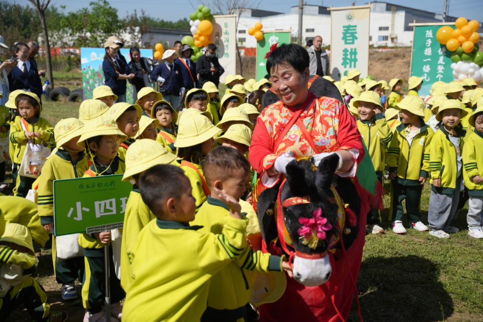 保定徐水区：区幼儿园萌娃庆开耕_fororder_图片 3