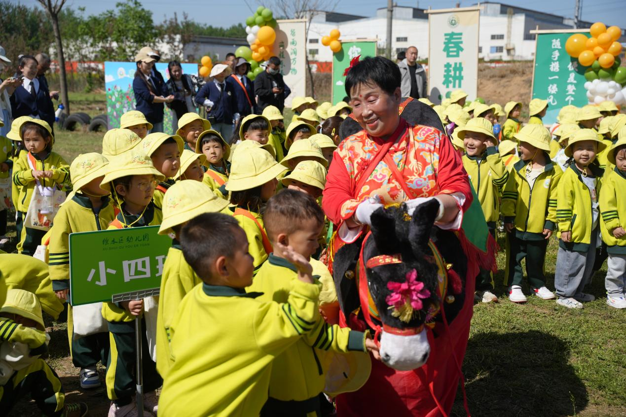 保定徐水区：区幼儿园萌娃庆开耕_fororder_图片 3