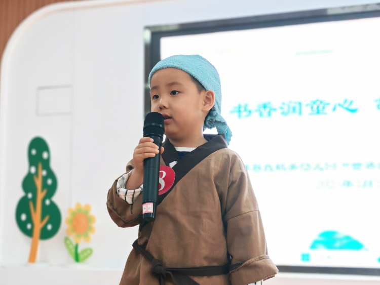 河北唐县：阅读润心灵 书香促成长_fororder_唐县县直幼儿园的孩子分享阅读故事