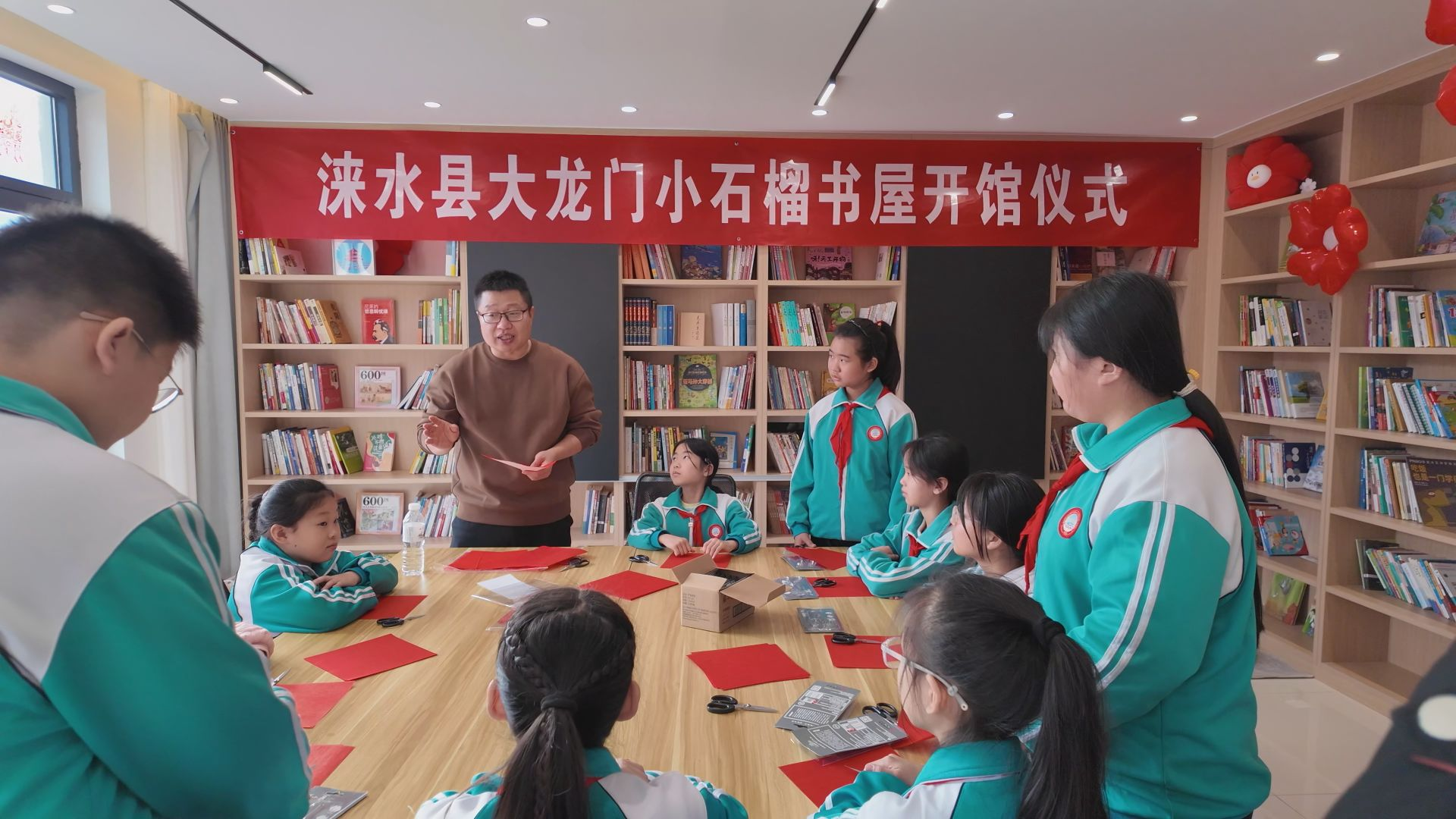 河北涞水大龙门村：古村大集年味浓 公益书香暖人心_fororder_图片 3