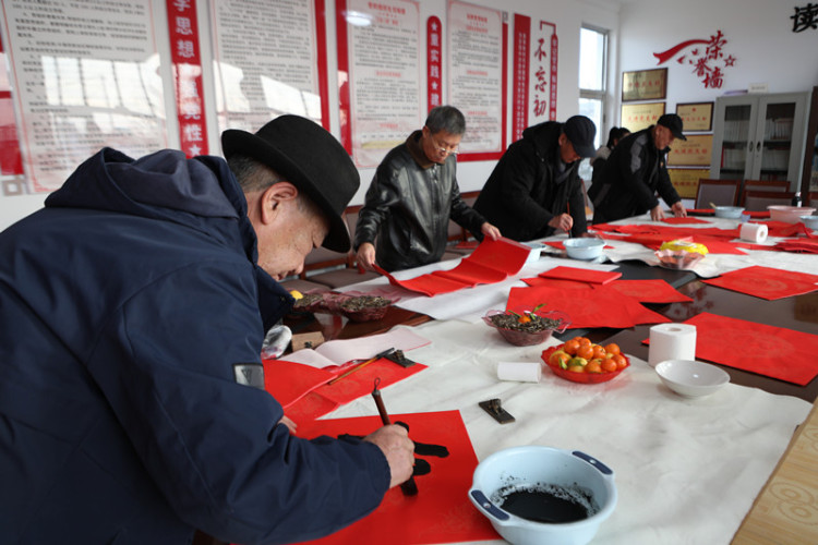 河北遵化：年味满城乡 欢歌迎马年_fororder_河北省遵化市西三里镇“翰墨迎新春 福韵满乡村”新春送福活动现场。曹建林 摄