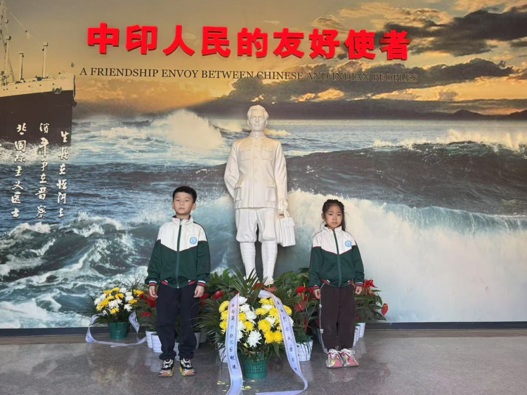 河北唐县：小手献鲜花 童心向党行——唐县六幼开展主题教育实践活动_fororder_在英模塑像前庄严合影