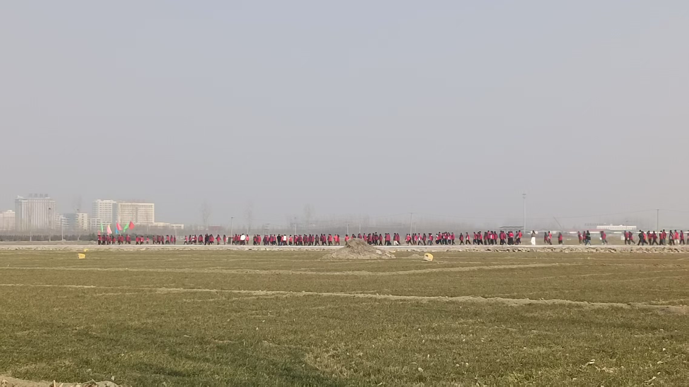 保定市徐水区谢坊营小学百余名学生到企业研学_fororder_图为学生们研学途中
