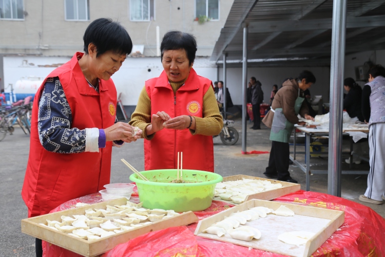 河北蠡县：重阳至 暖意融 社会各界共绘孝老敬老新图景_fororder_0003桑园镇园东村志愿者正在包饺子。.JPG