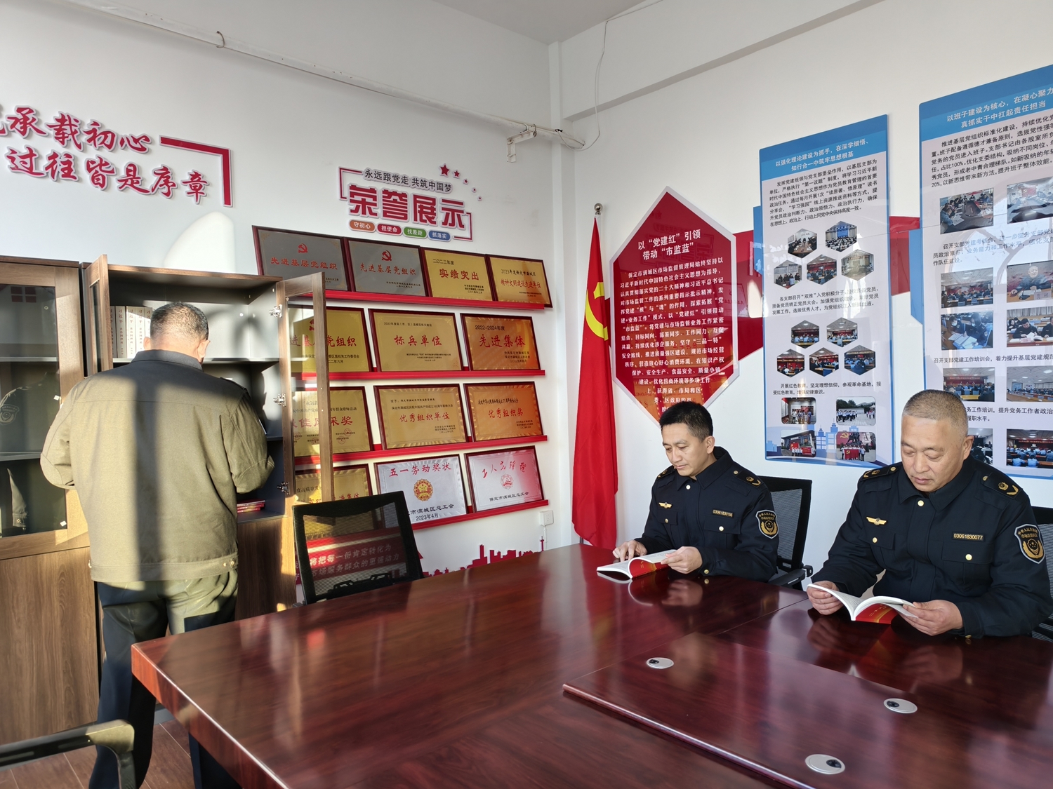 图片默认标题_fororder_党员们在活动室内学习 摄影 贾林静