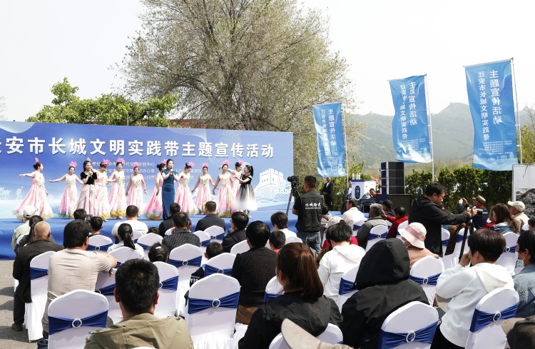 图片默认标题_fororder_4月26日，迁安市长城沿线村民正在观看歌伴舞《长城脚下我家乡》，彭月娟 摄