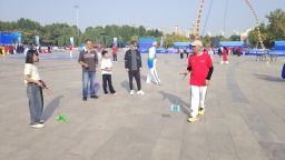 空竹翻飞展少年风采 非遗绽放显满城底蕴
