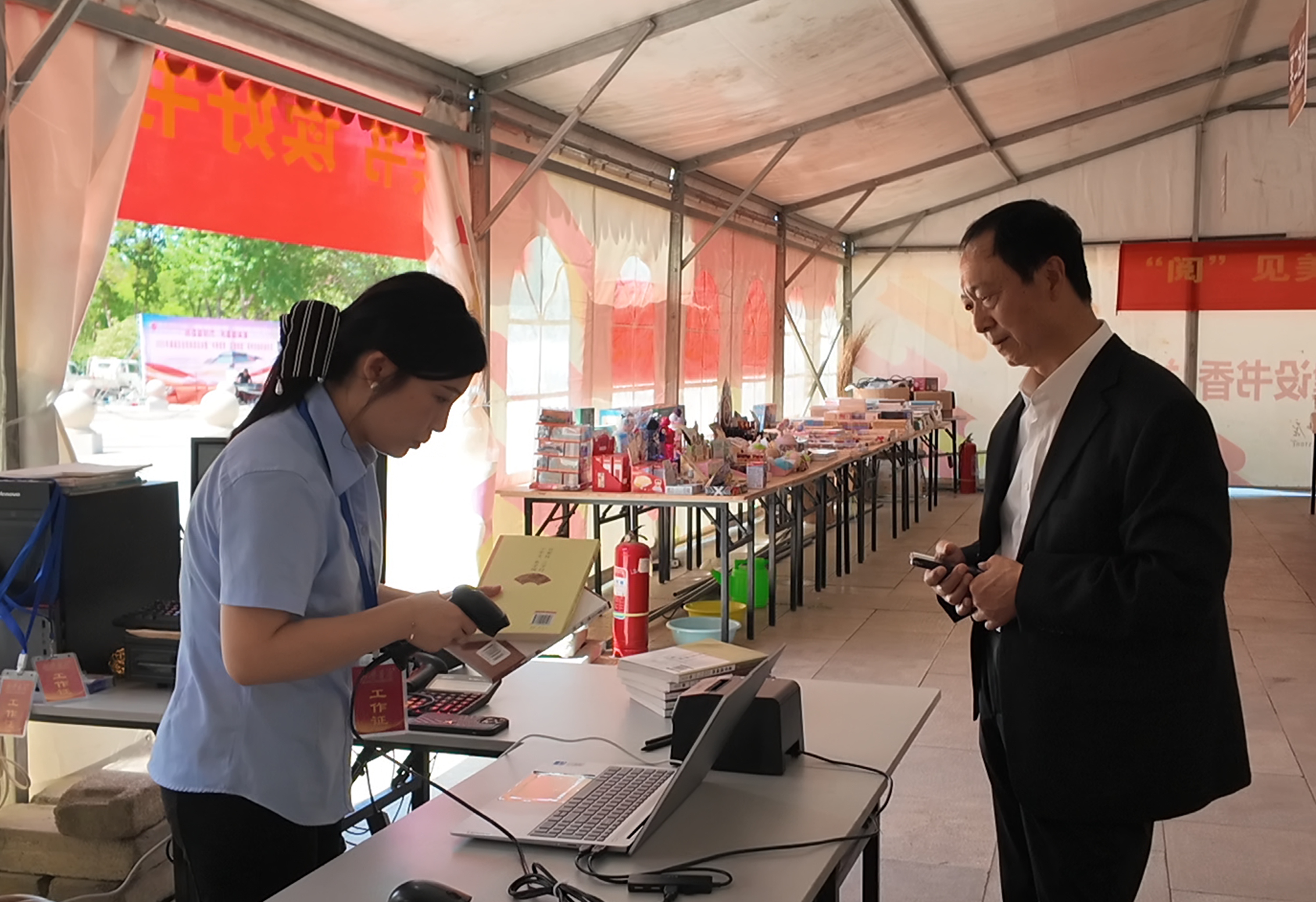 保定市满城区举办2025年“书香节”开幕式暨全民阅读启动仪式_fororder_市民购买图书 摄影 田嘉成