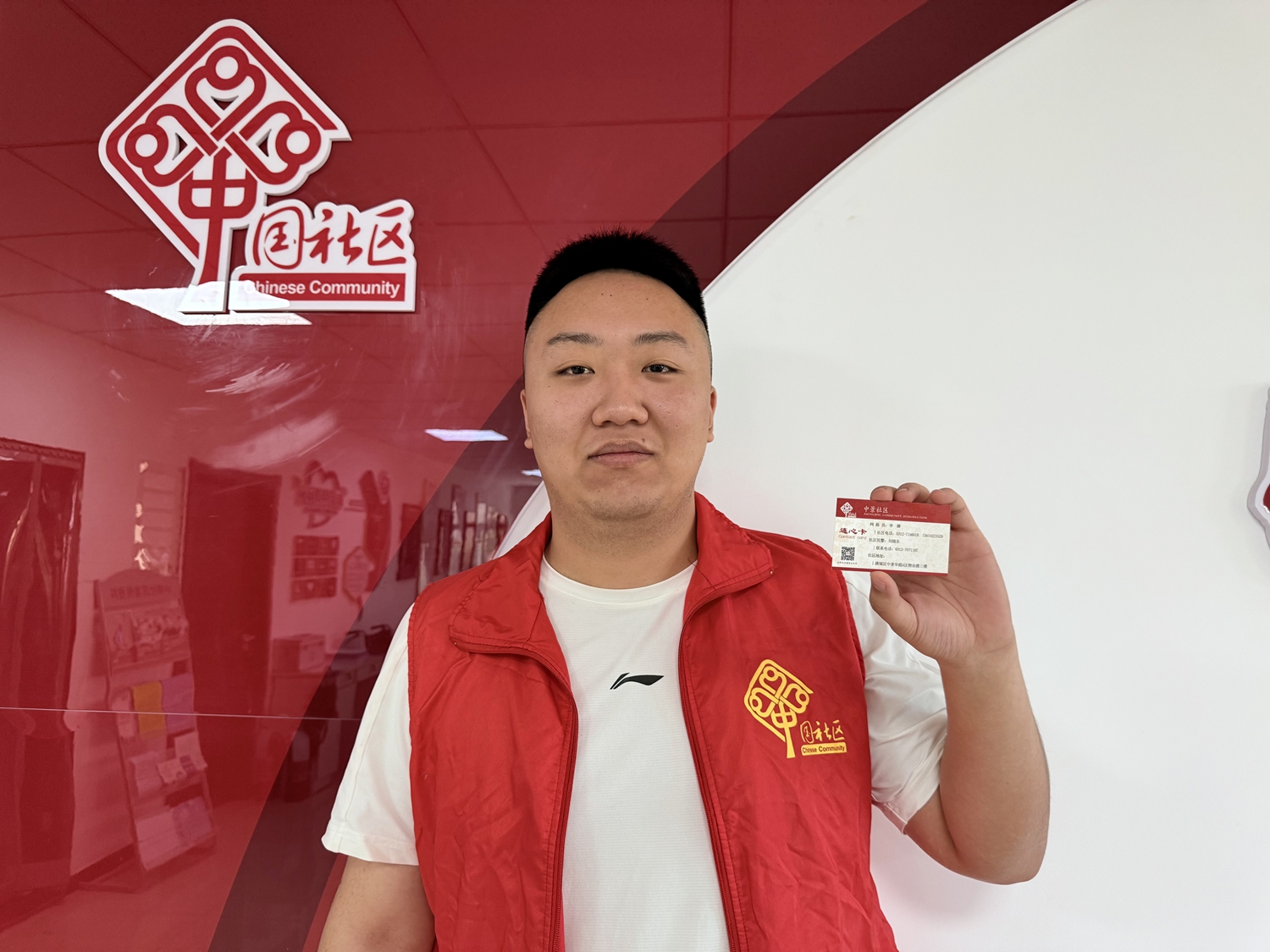 图片默认标题_fororder_满城中景社区工作者展示“连心卡” 摄影 单媛媛