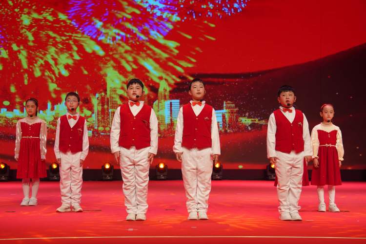 图片默认标题_fororder_朗诵《幸福中国年》。摄影 王磊