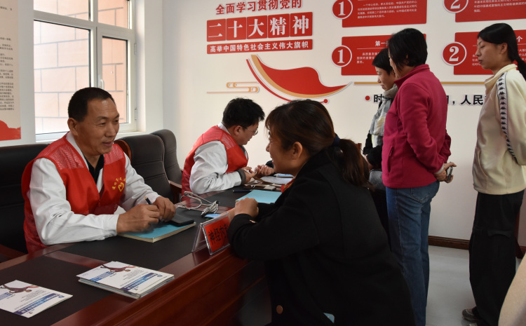 情暖重阳 遵化市开展多彩活动传递敬老温情_fororder_遵化市人民医院医护志愿者到枫林园社区为群众进行义诊。许昊 摄