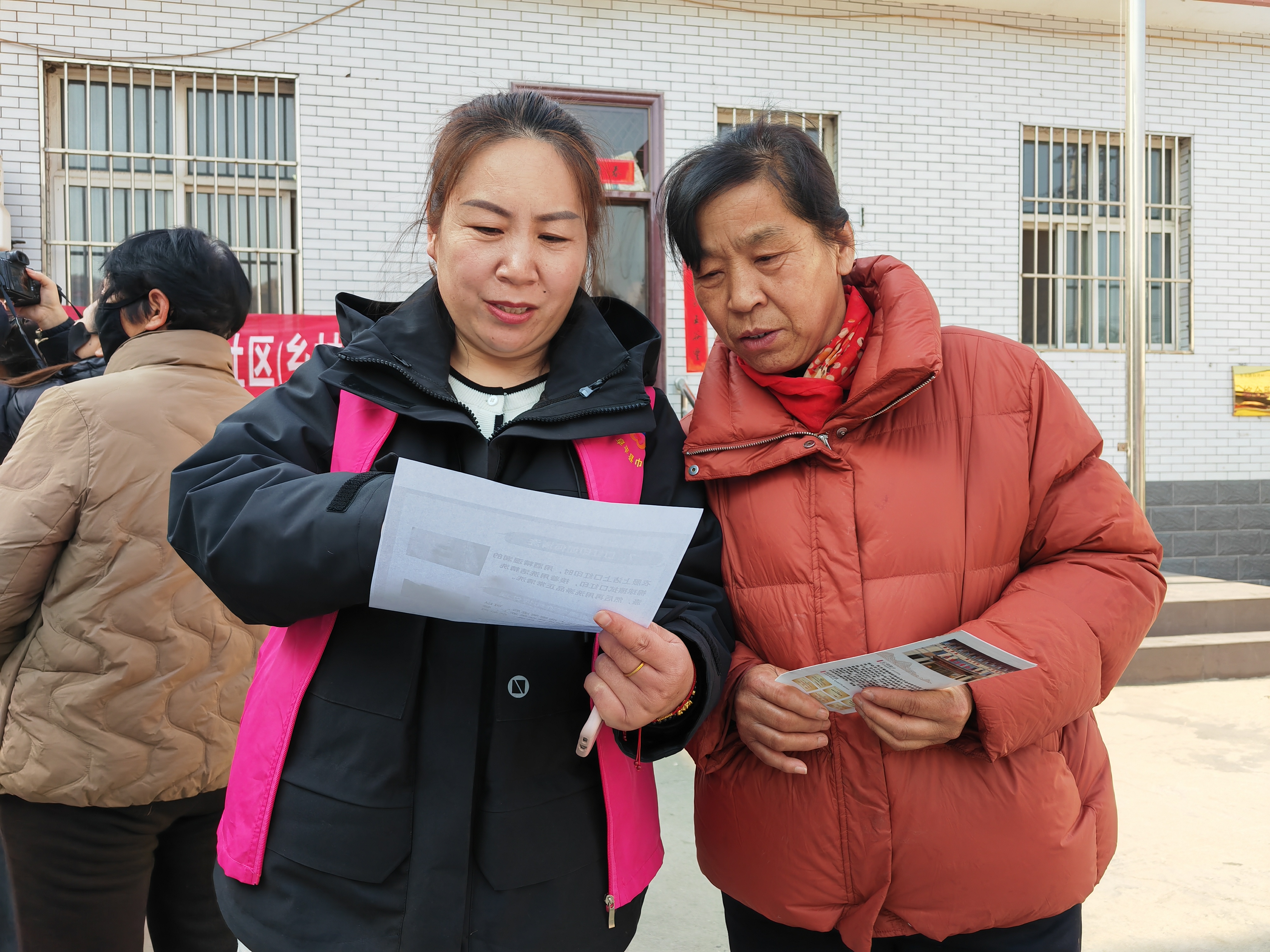 保定阜平：巾帼家政进社区 赋能妇女新生活_fororder_为居民讲解日常生活中的清洁难题。王赟摄