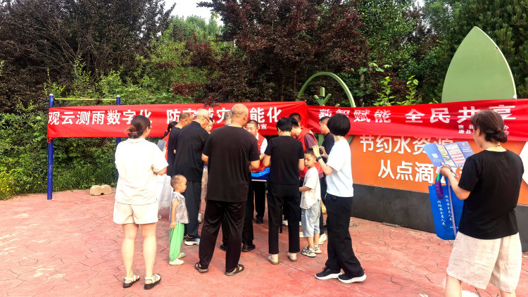 河北唐县：开展“数智赋能 全民共享”主题宣传进公园活动_fororder_唐县开展“数智赋能 全民共享”主题宣传进公园活动现场