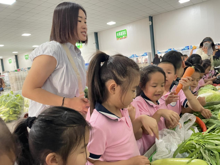 河北海兴：萌娃菜场当家 体验成长乐趣_fororder_图片2