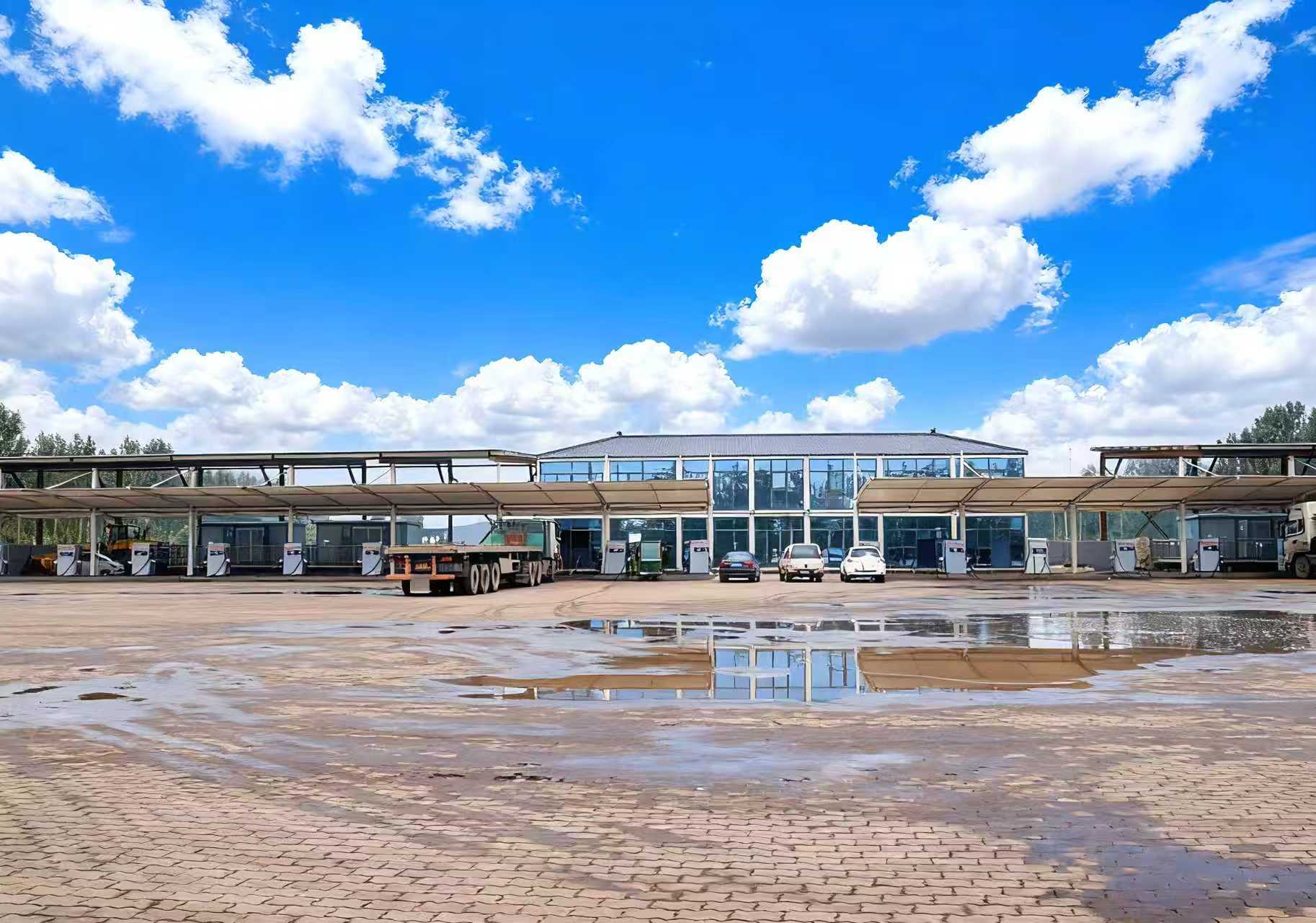河北迁安：绿电赋能 电动重卡跑出蓝天来_fororder_在河北省迁安市启源科技有限公司充电站内，一辆辆电动重卡正有序充电。谌松摄