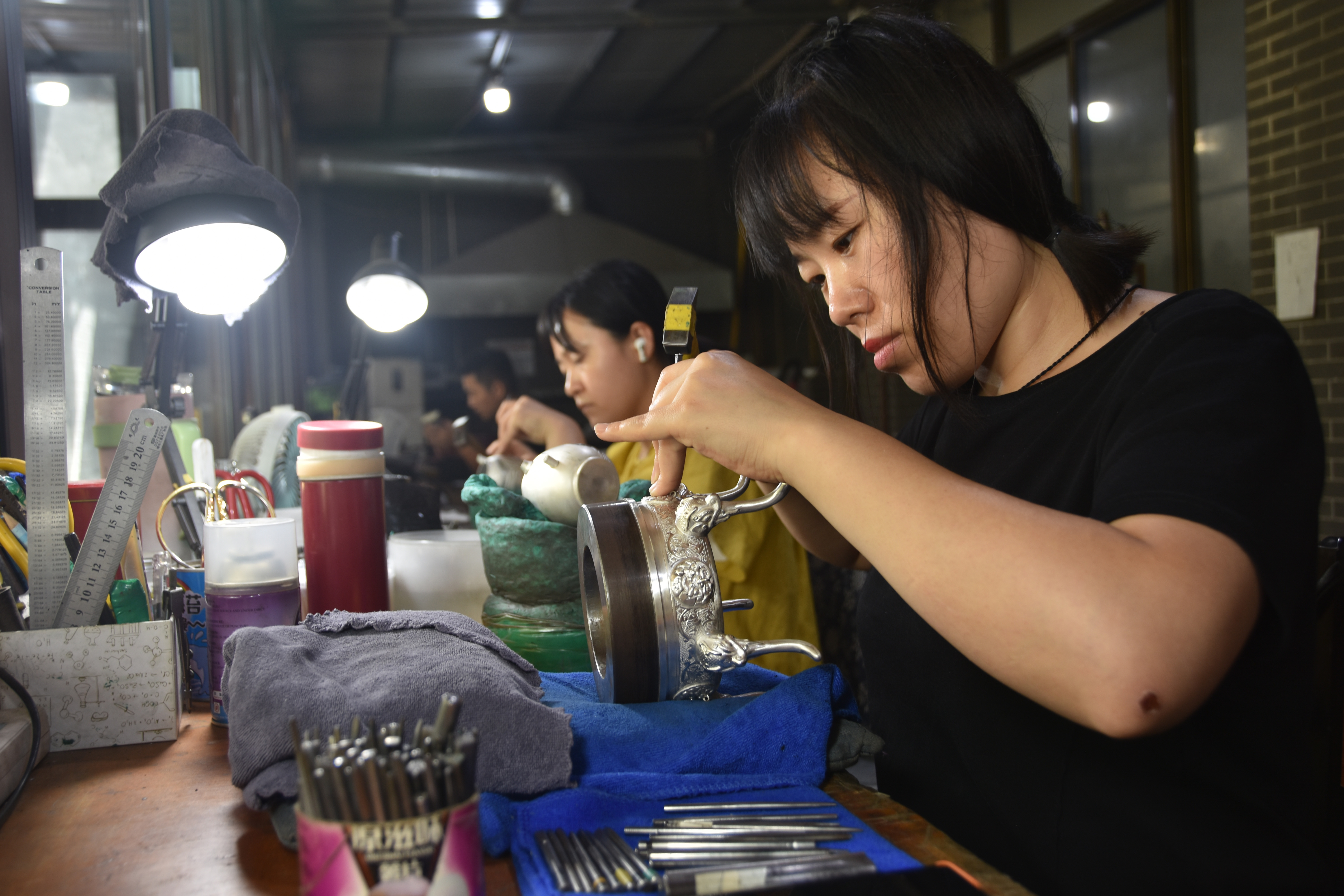 河北遵化：金银器产业与非遗传承的双向奔赴​_fororder_工人们正在对完成塑形的产品进行錾刻。许昊 摄