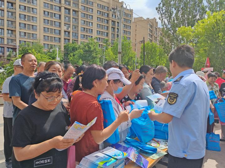 阜平县开展2025年安全生产月宣传咨询日活动_fororder_图片 1