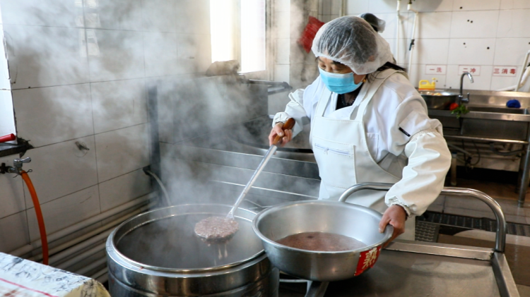 河北迁安：腊八粥香漫全城 志愿温情暖人心_fororder_在迁安市第三福利院，工作人员为老人熬制腊八粥。王志斌 摄