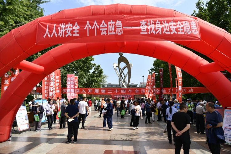 迁安市开展“安全生产月”咨询日活动_fororder_迁安市开展“安全生产月”咨询日活动。梁玉水摄.JPG