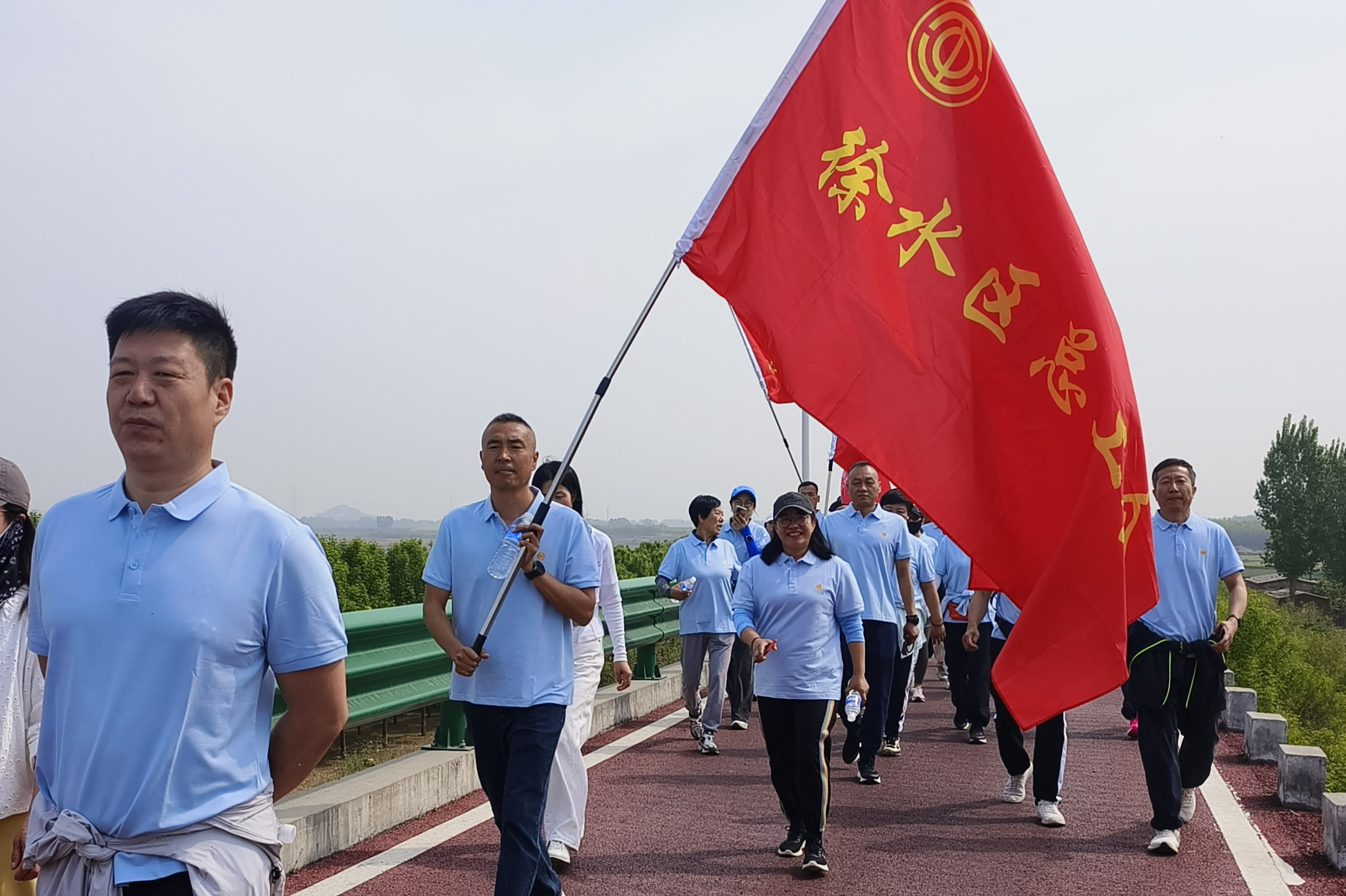 保定徐水举办第七届职工徒步大会 2000名职工共赴健康之约_fororder_图片3