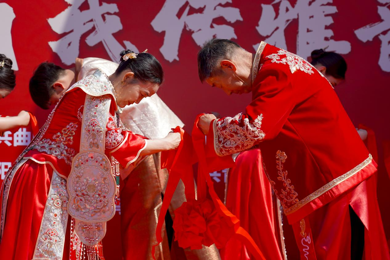 河北曲阳：集体婚礼弘扬婚育新风_fororder_图片3